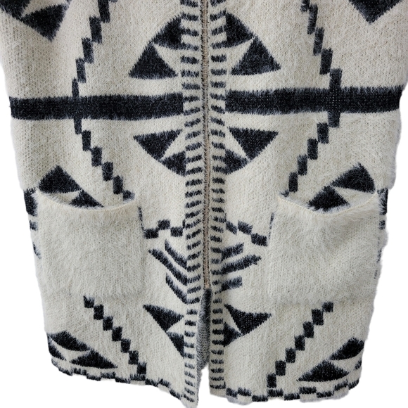 Soft Knit Southwest Cardigan Vest SZ XL Sleeveless Aztec Black and Cream - Picture 5 of 9